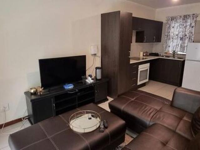 1 Bedroom bachelor apartment rented in Jackal Creek Golf Estate, Randburg