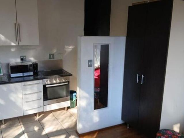 1 Bedroom bachelor apartment to rent in Braamfontein, Johannesburg