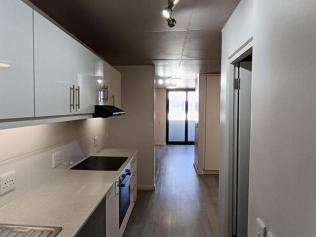 1 Bedroom bachelor apartment to rent in Observatory, Cape Town