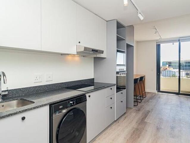 1 Bedroom bachelor apartment to rent in Paarden Eiland, Cape Town
