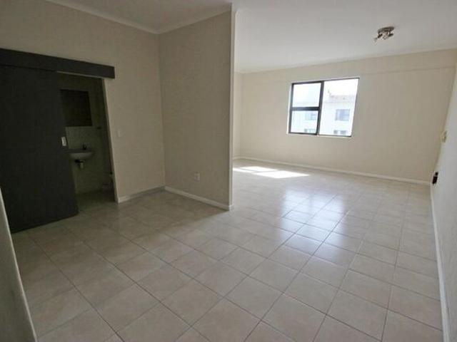 1 Bedroom bachelor apartment to rent in Wynberg, Cape Town