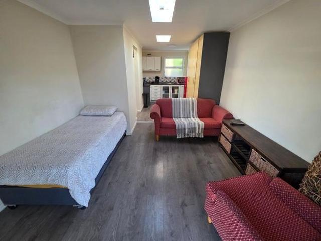 1 Bedroom bachelor flat to rent in Oakglen, Bellville