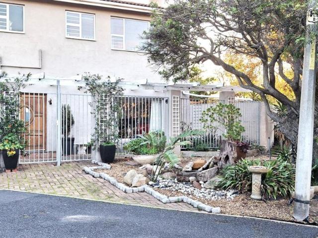 1 Bedroom bachelor flat to rent in Bergvliet, Cape Town