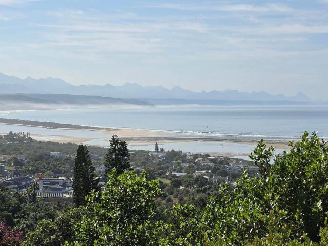 1 Bedroom bachelor flat to rent in Bowtie, Plettenberg Bay