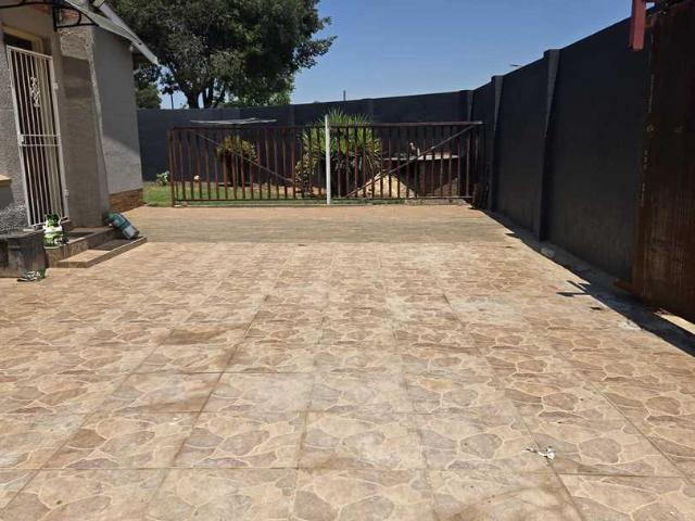 1 Bedroom Bachelor Flat to rent in Sophiatown