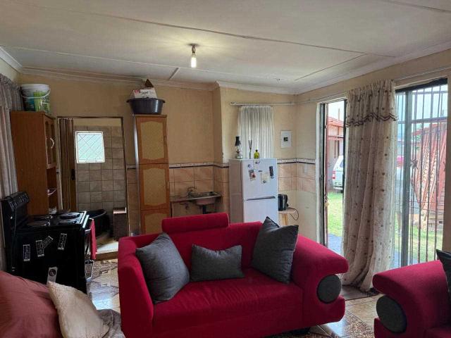 1 Bedroom Bachelor Flat to rent in South Hills