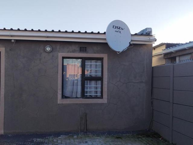 1 Bedroom bachelor to rent in Camelot, Kuils River