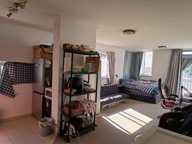 1 Bedroom bachelor to rent in Claremont, Cape Town