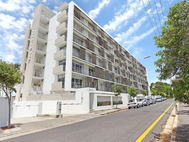 1 Bedroom bachelor to rent in Claremont Upper, Cape Town