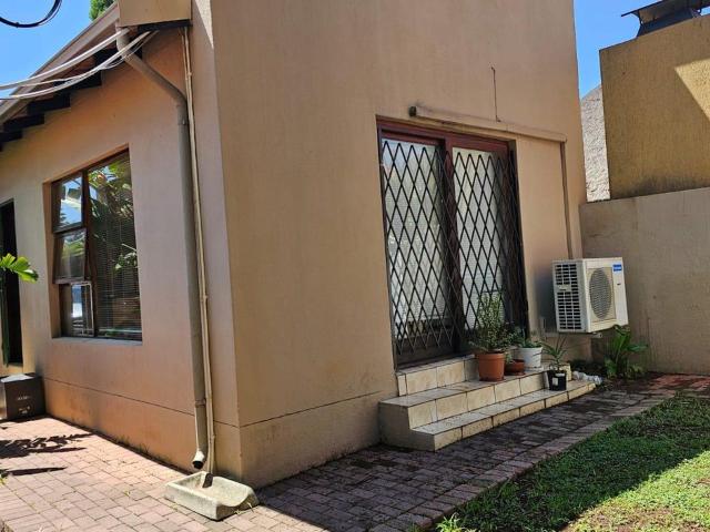 1 Bedroom bachelor to rent in Douglasdale, Sandton