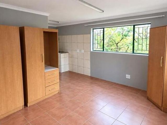 1 Bedroom bachelor to rent in Langenhovenpark, Bloemfontein