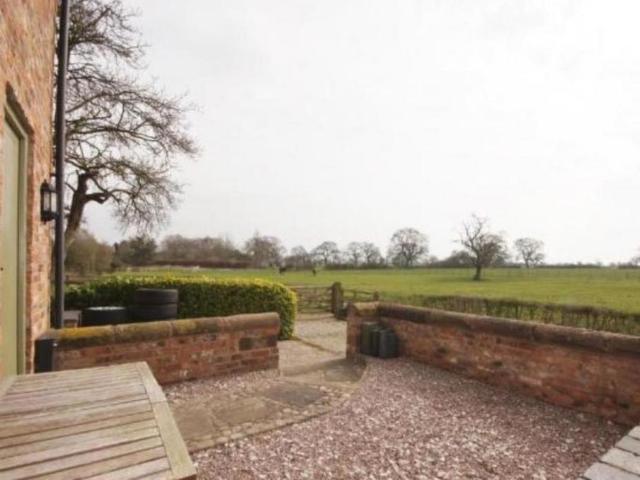 1 bedroom barn conversion to rent