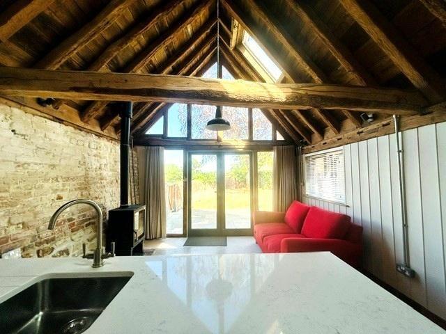 1 bedroom barn conversion to rent