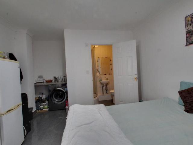 1 bedroom bedsit to rent