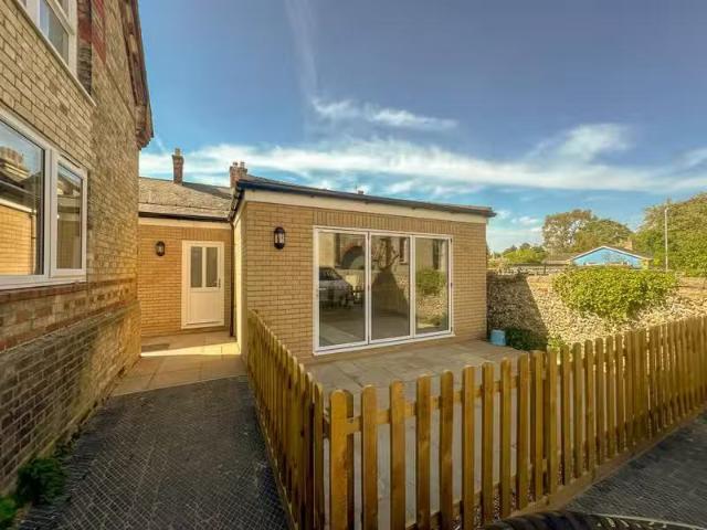 1 bedroom bungalow for rent in Sandown 34E, Fitzroy Street, Ne.