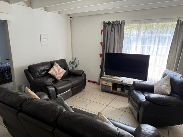 1 Bedroom Garden Cottage To Let in Melodie