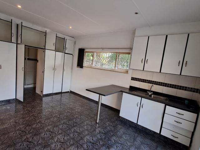 1 Bedroom Garden Cottage To Let in Athlone Park