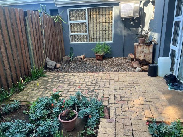 1 Bedroom Garden Cottage To Let in La Lucia