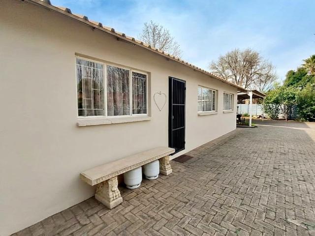 1 Bedroom Garden Cottage To Let in Three Rivers