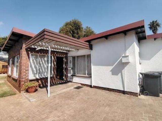 1 bedroom garden cottage to let in w.