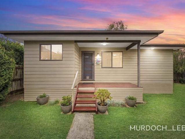 1 bedroom granny flat partial furnished in convenient location!