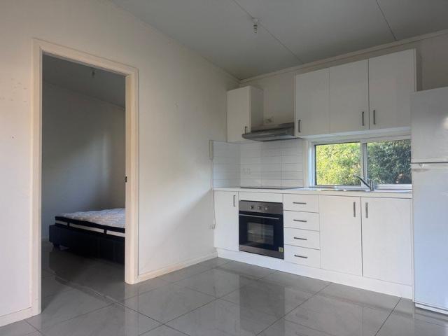 1 BEDROOM GRANNY FLAT WITH SECURE PARKING