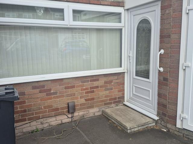 1 bedroom ground flat