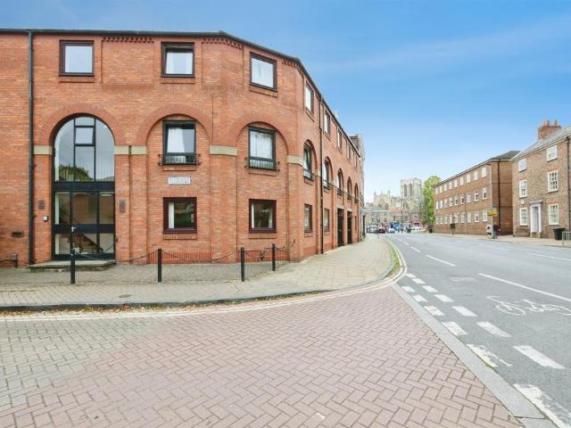 1 bedroom ground flat for sale