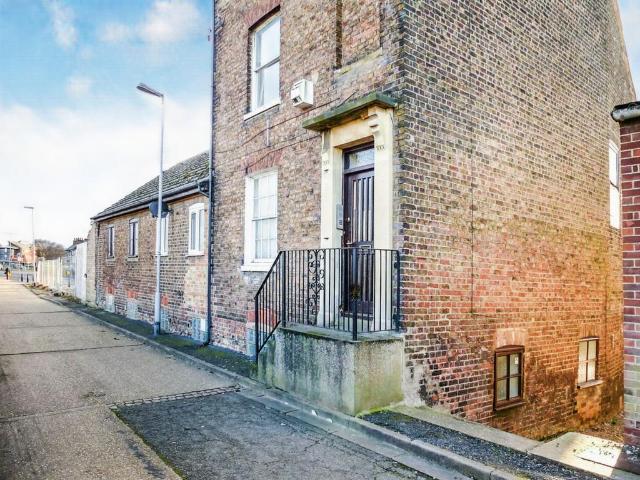1 bedroom ground flat for sale