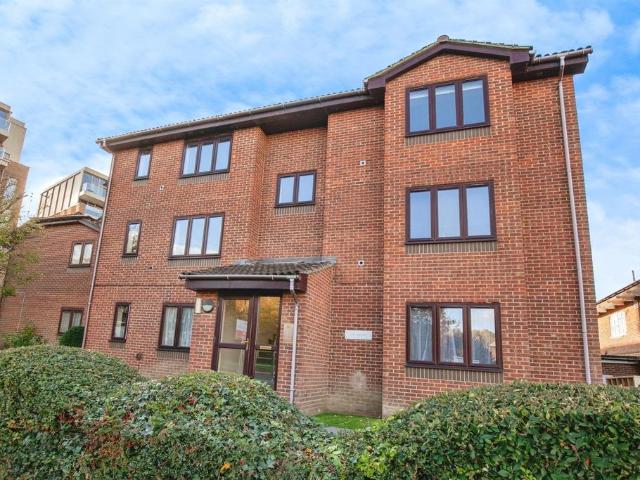 1 bedroom ground flat for sale