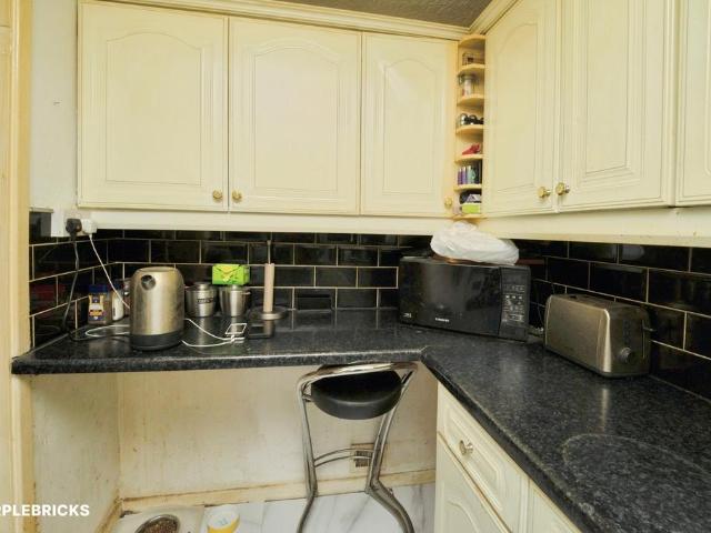 1 bedroom ground flat for sale