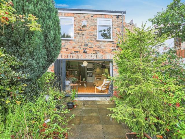 1 bedroom ground flat for sale
