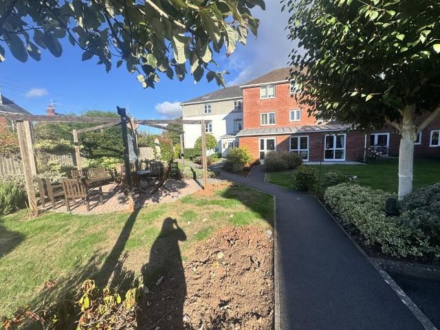 1 bedroom ground flat for sale