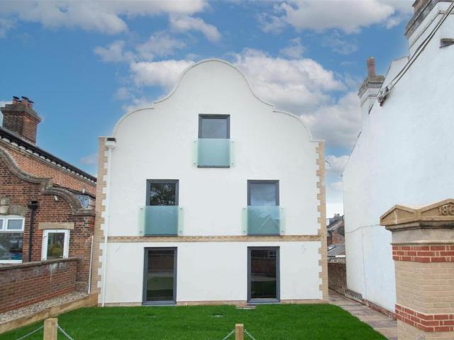 1 bedroom ground flat for sale