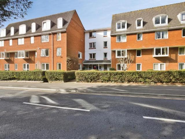 1 bedroom ground flat for sale