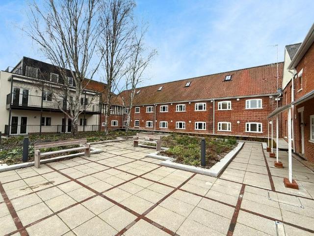 1 bedroom ground flat for sale