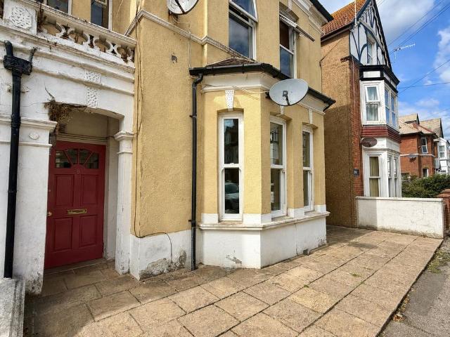1 bedroom ground flat for sale