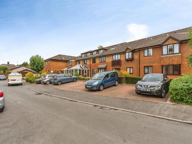 1 bedroom ground flat for sale
