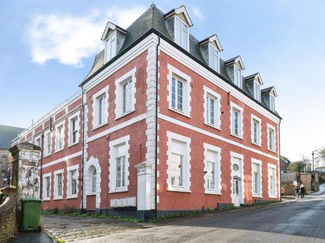 1 bedroom ground flat for sale