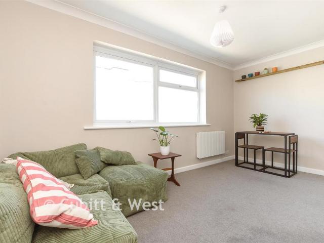 1 bedroom ground flat for sale