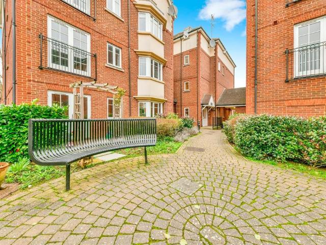 1 bedroom ground flat for sale