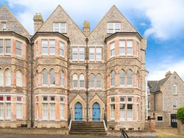 1 bedroom ground flat for sale