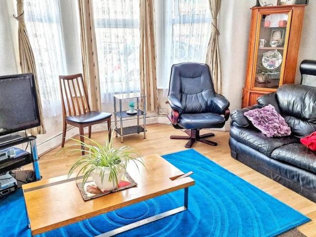 1 bedroom ground flat for sale