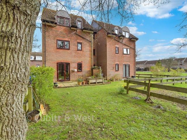 1 bedroom ground flat for sale