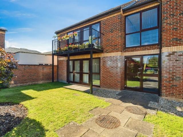 1 bedroom ground flat for sale
