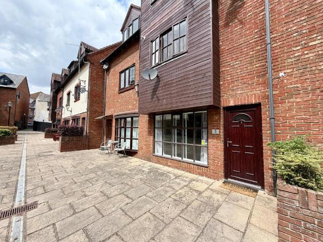 1 bedroom ground flat for sale