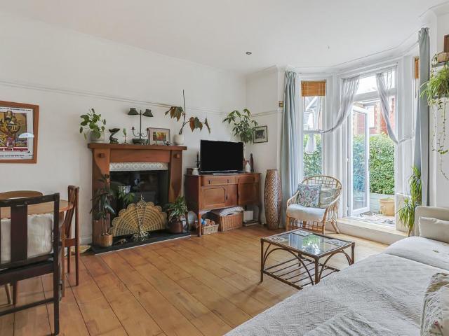 1 bedroom ground flat for sale