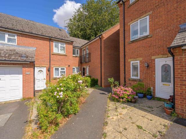 1 bedroom ground flat for sale