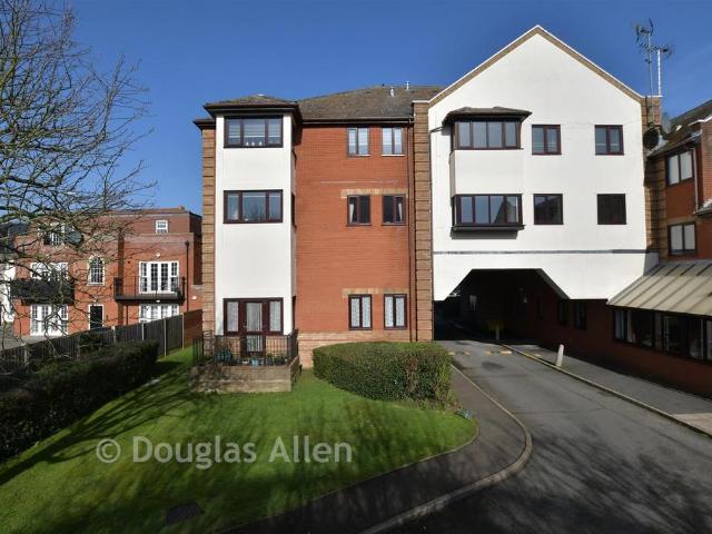 1 bedroom ground flat for sale