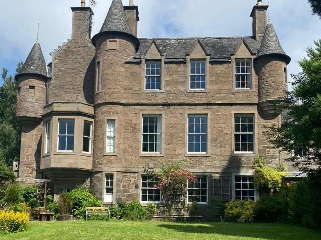 1 bedroom ground flat for sale